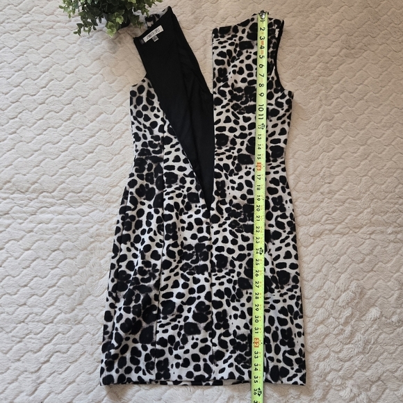 Jennifer Lopez Black & Cream Leopard Print Sleeveless Sheath Dress, Size 6 - Picture 4 of 8